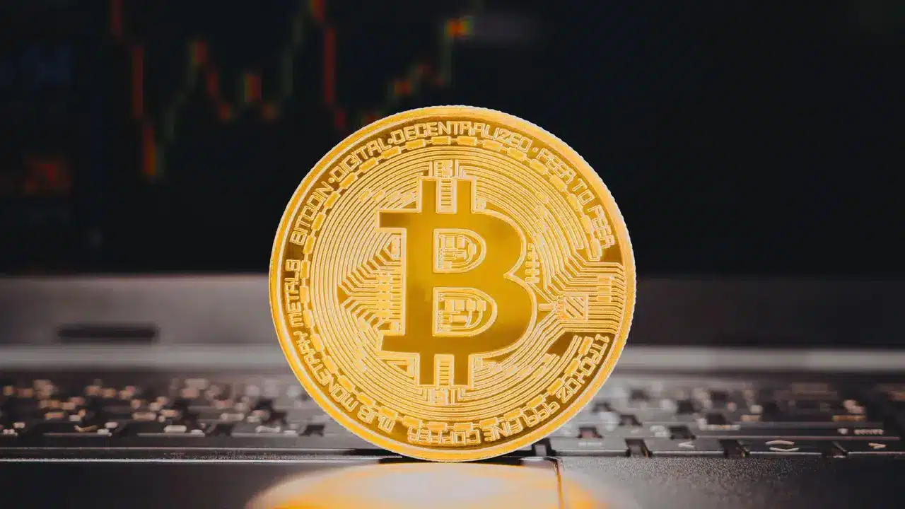 Bitcoin staje się super rzadki. Rezerwy na giełdach najniższe od 2017 roku. Jaka zachowa się cena BTC?