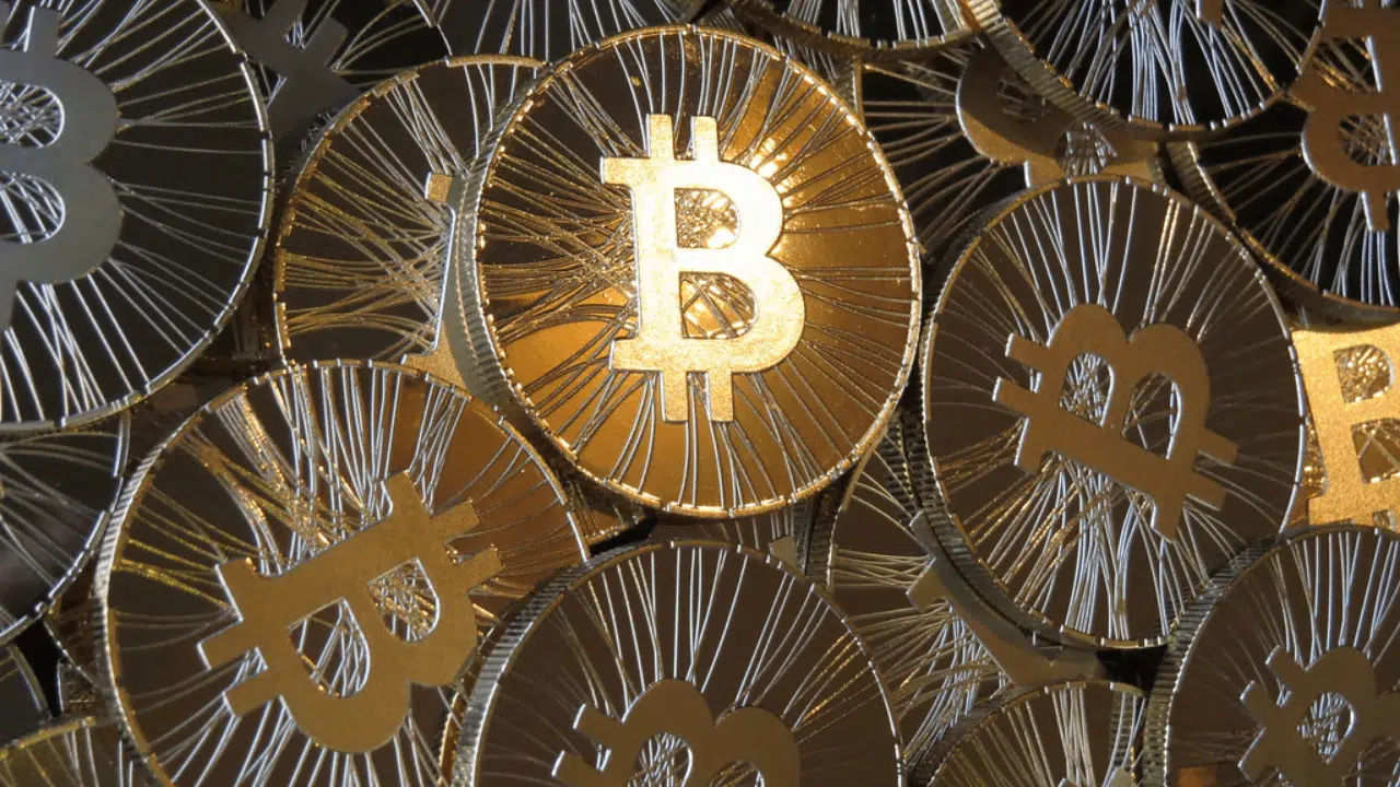 Kryptowaluty w oczach Polaków: w większości obawiamy się bitcoina