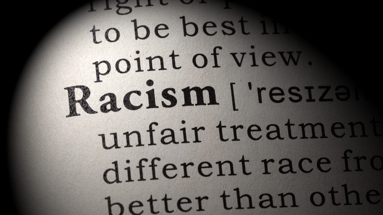 Gigant sportowy dyskryminował białych pracowników, nielegalnie uzależniał premie od rasy. Śledztwo i wniosek