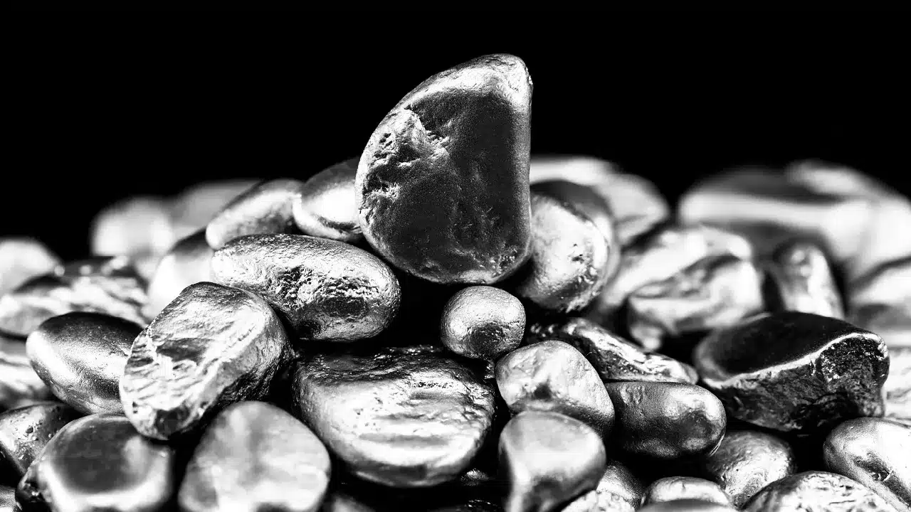 Rząd narzuca ostre cięcia kwot wydobywczych, notowania tego metalu w górę