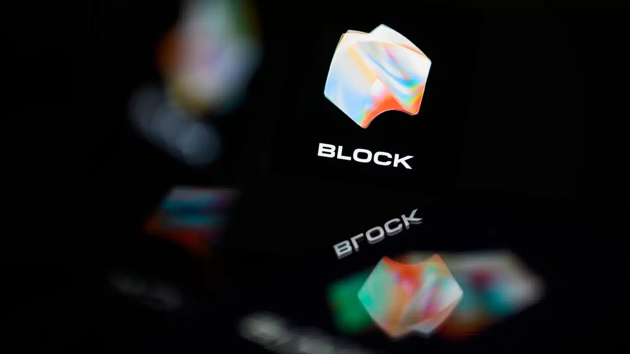 Fintech zwalnia prawie połowę pracowników „z dnia na dzień”. Oficjalnie: to przez AI