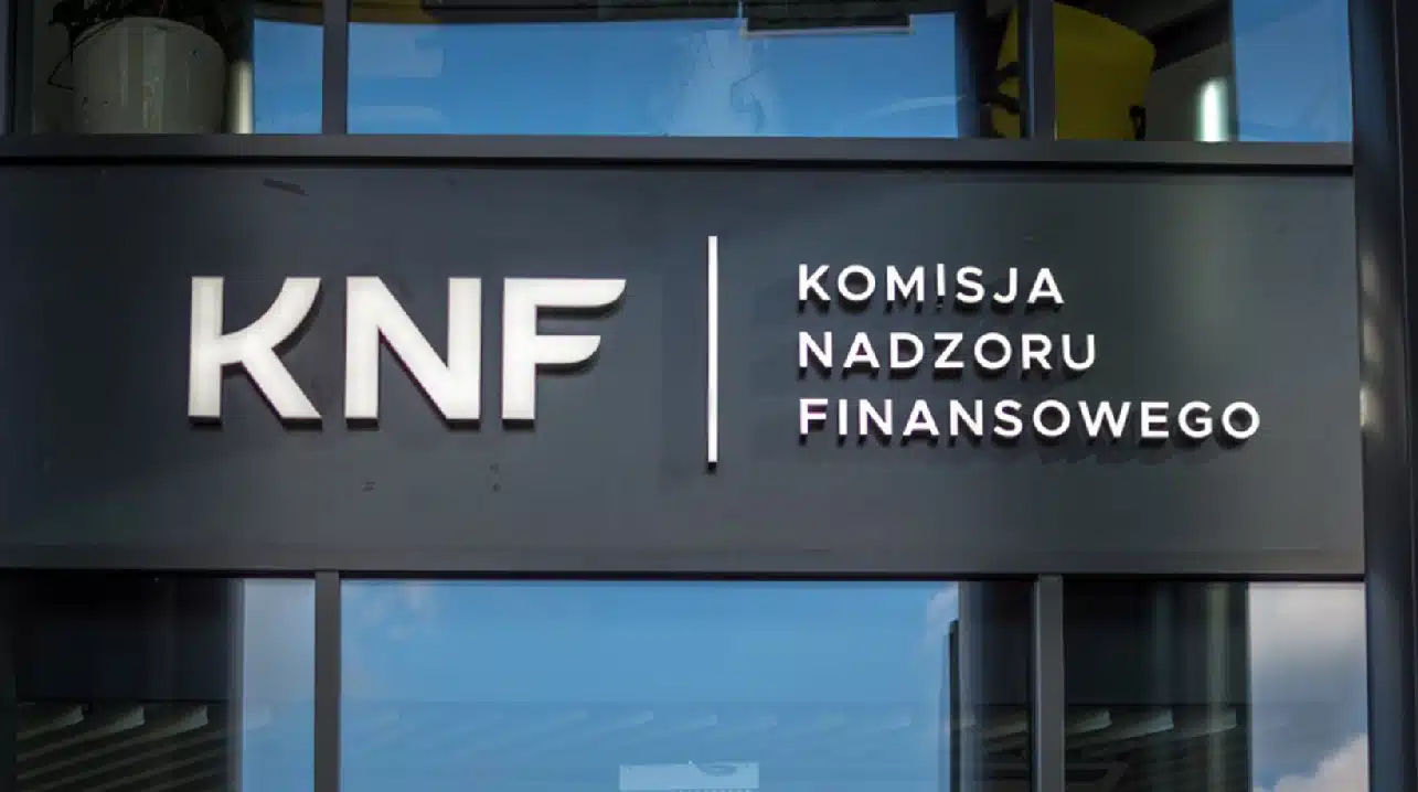 Polacy przez cały czas tracą fortunę na tradingu. Nowy raport KNF nie pozostawia złudzeń