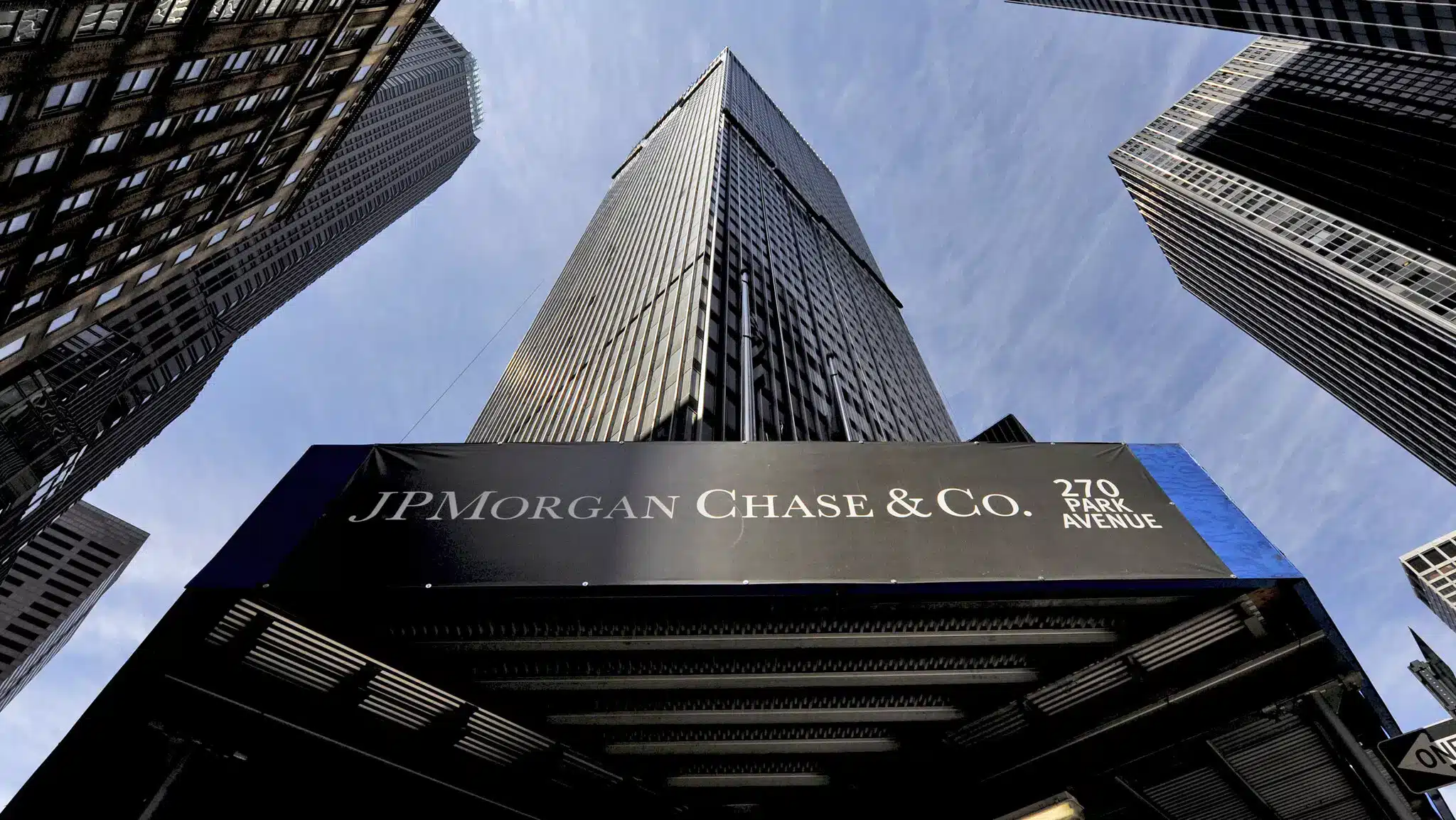 JPMorgan będzie dalej płacić aferzystce – bez limitu. Bank w prawnym bagnie