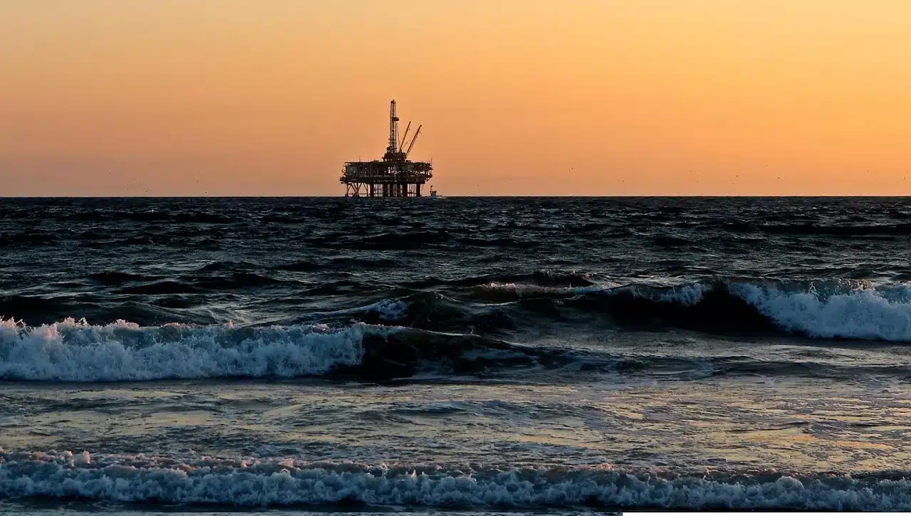 OPEC zalewa rynek falą ropy. „Stacja benzynowa świata” w Zatoce Perskiej odkorkowana