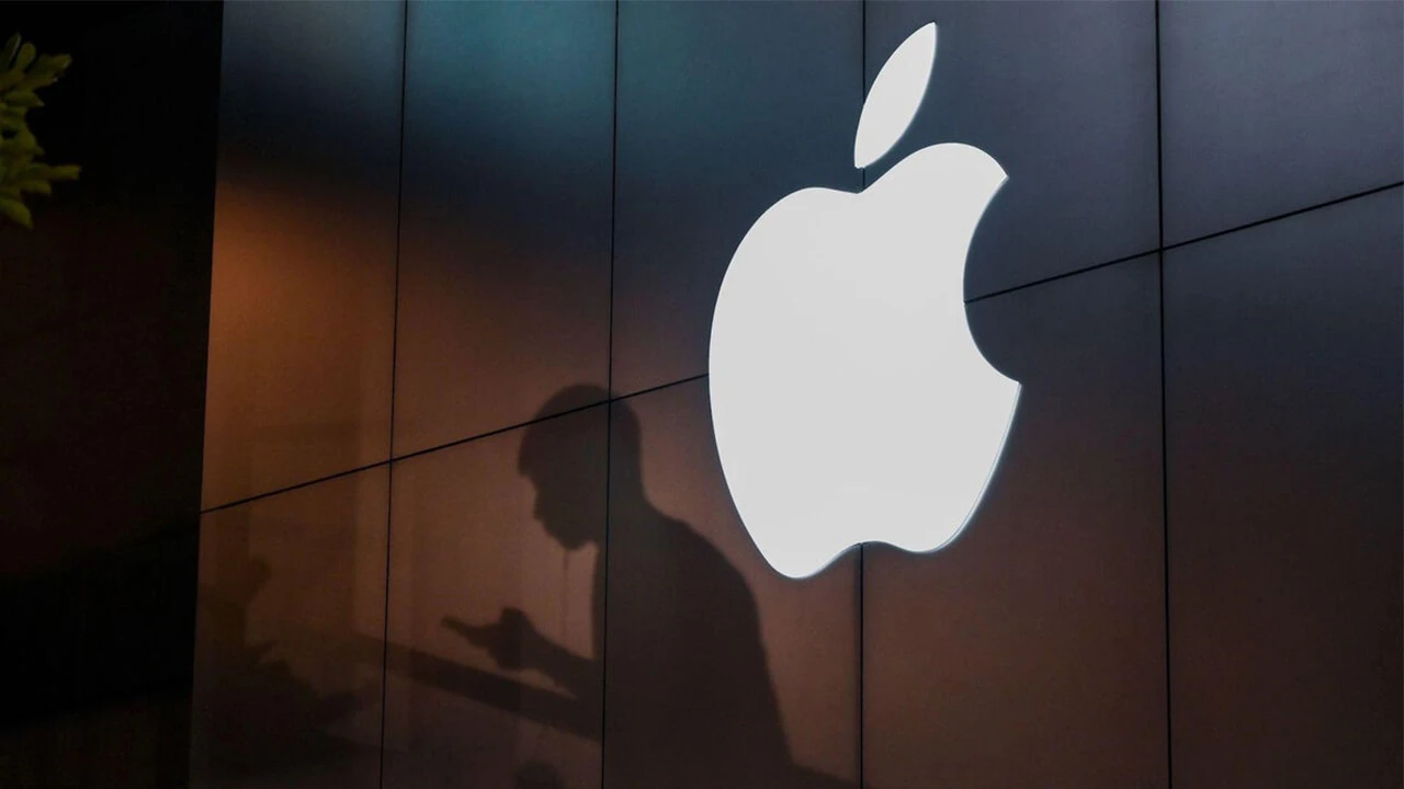 „Kradzież krytycznych technologii”. Apple pozywa OpenAI, io Products i swoich b. pracowników
