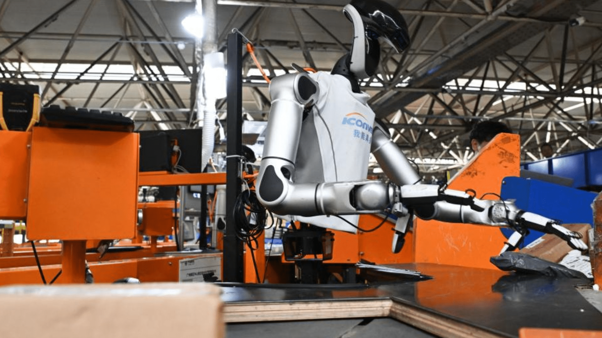 Roboty zastąpią człowieka w sortowni przesyłek. Odważny pomysł China Post