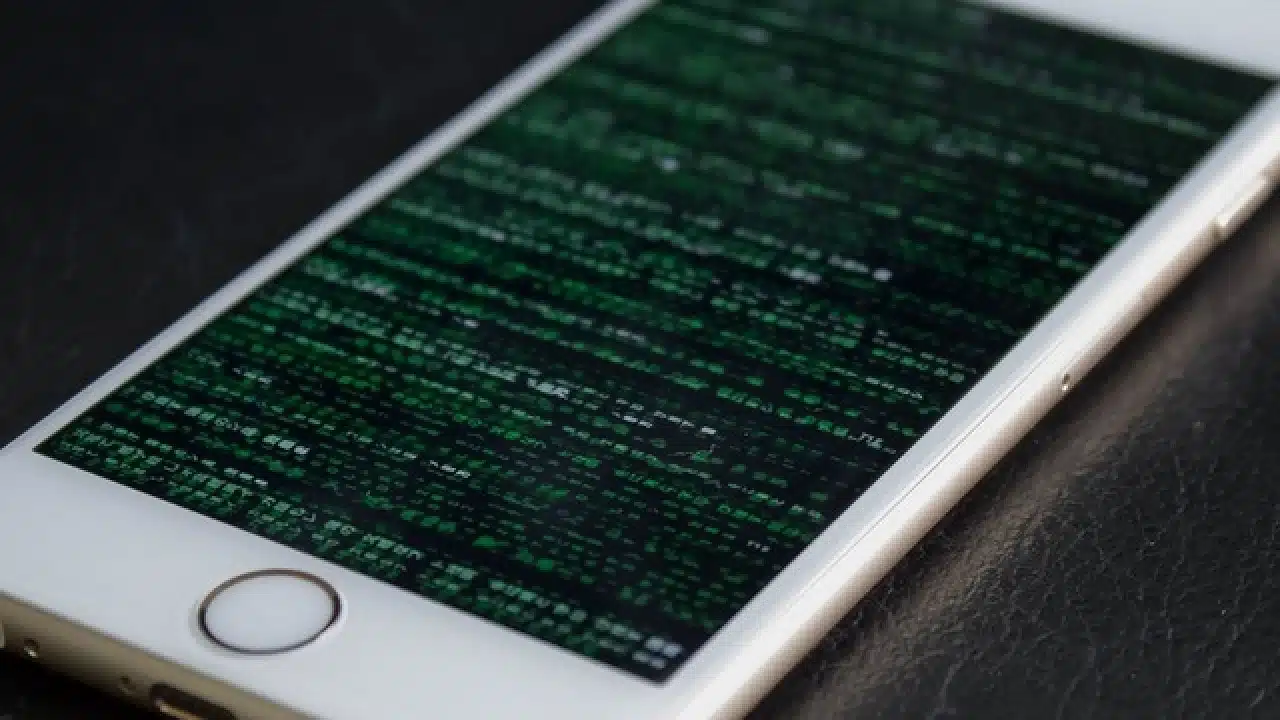 Firma łamiąca zabezpieczenia iPhone’ów pozywa b. pracownika – o złamanie zabezpieczeń