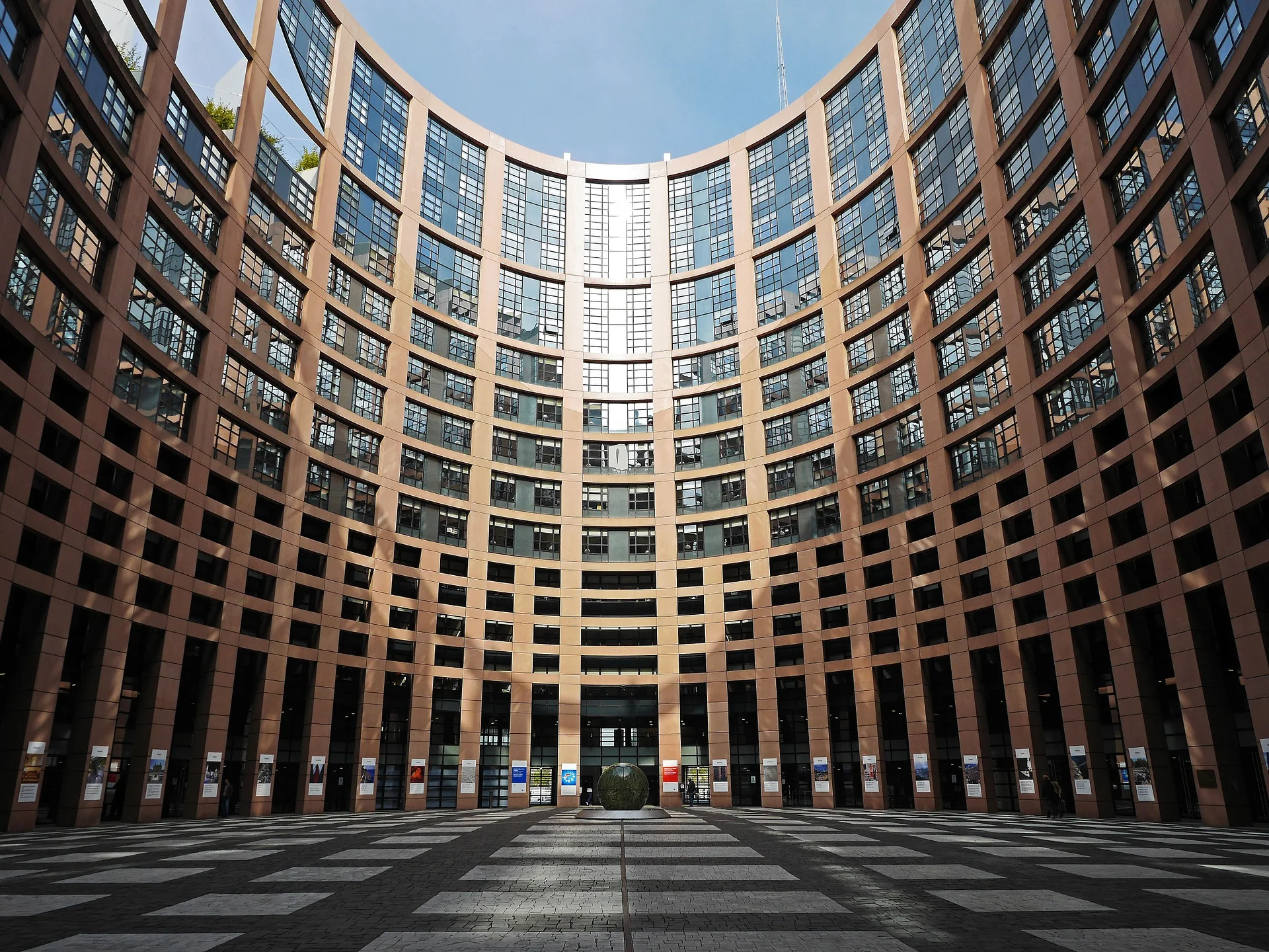 Unia Europejska stworzyła cyfrową policję. Samowolka algorytmów i hakerów właśnie się kończy