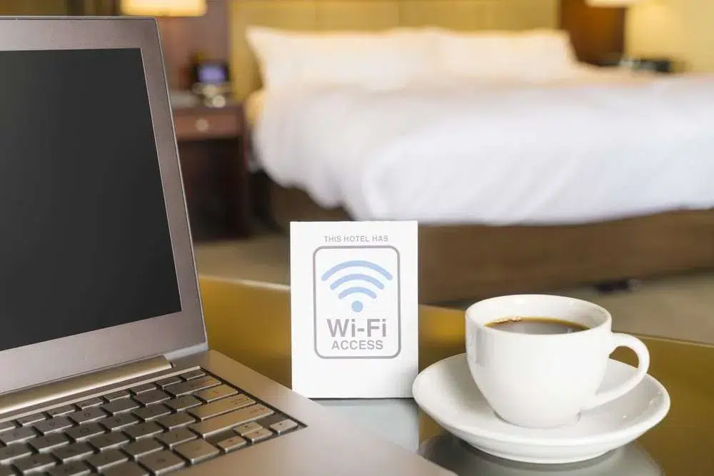 Podłączasz się do hotelowego WI-FI? Rosyjscy hakerzy mogą wykraść dane z twojego telefonu!