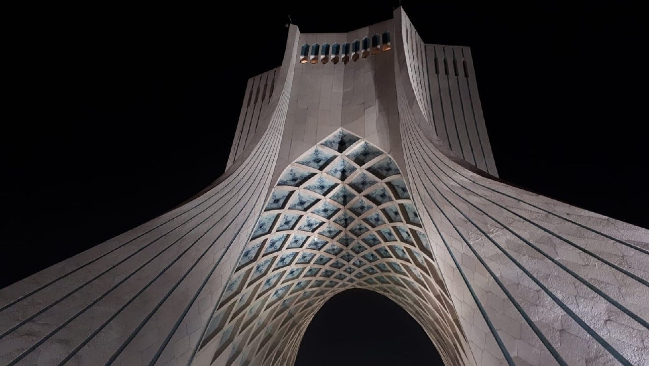 Internet wyłączony w stolicy i większości kraju, płoną koszary i posterunki policji. Iran chwieje się pod naporem społecznego buntu