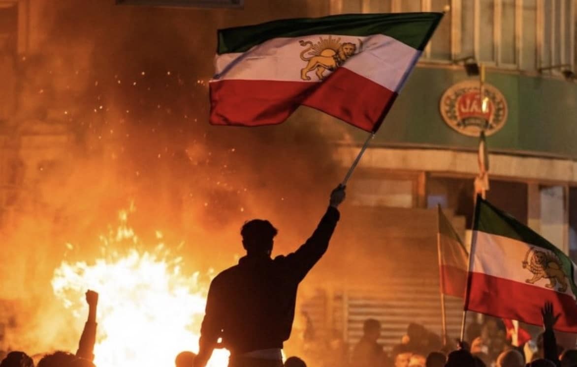 Iran: płoną urzędy i meczety, Strażnicy Rewolucji strzelają, reżim zagrożony upadkiem przez… własny scam?