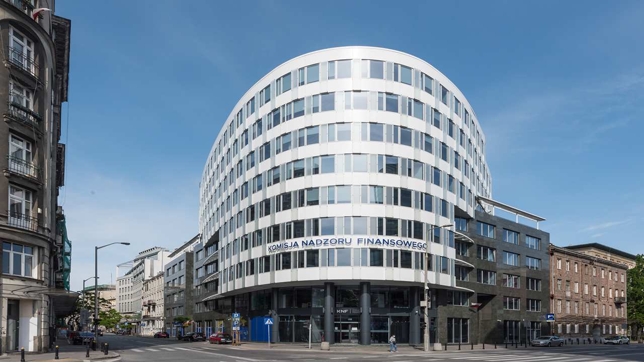 KNF wykreśla dużą firmę z rejestru. „Nie zapewnia ostrożnego i stabilnego zarządzania”. Co dalej z klientami?