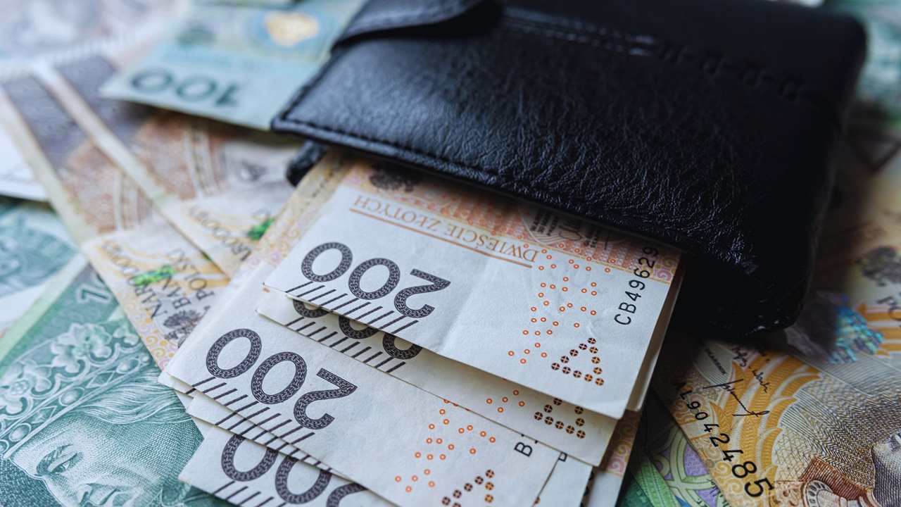Wynagrodzenia znowu poszły w górę, ale za chwilę mogą spaść o kilkaset złotych