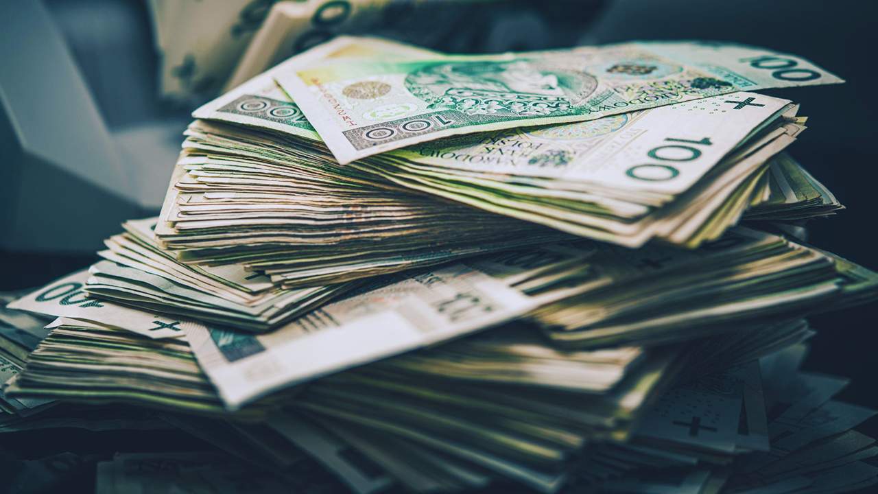 Lawinowy wzrost gotówki w obiegu pomimo nadchodzących zakazów. Czego obawiają się Polacy?