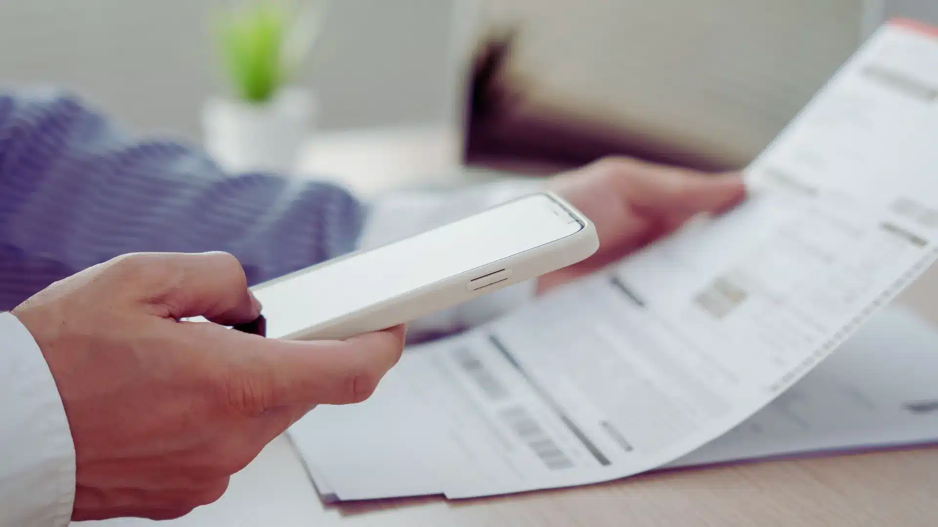 Zapomniałeś opłacić fakturę za telefon? Zapłacisz odsetki. A co z rabatami? Ważna decyzja UOKiK