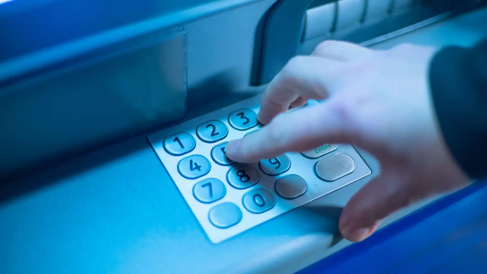 Z bankomatu wypłacisz czterokrotniej mniej. W tym tygodniu wchodzi nowy limit. Jest sposób, by go ominąć