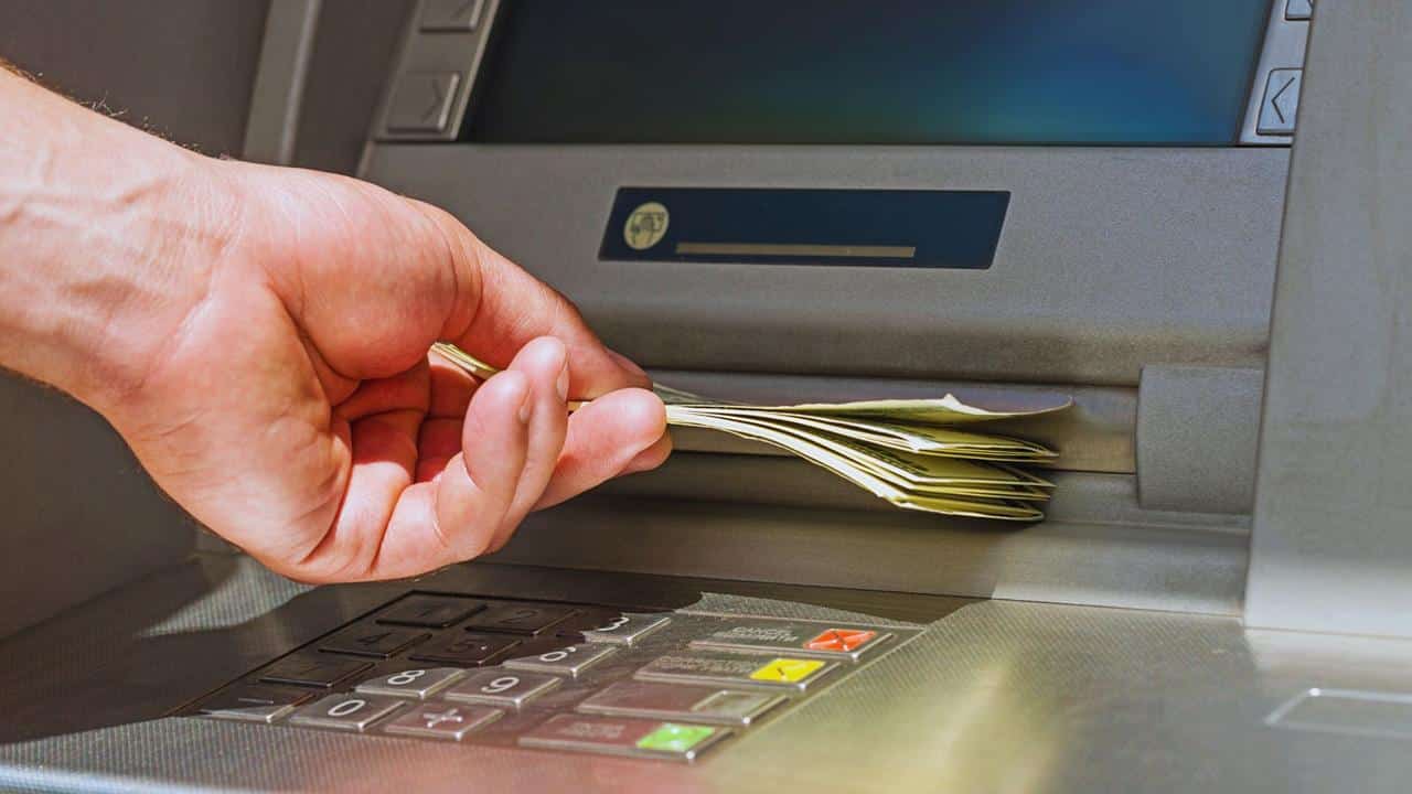 Od jutra z bankomatu przez BLIK wyciągniesz tylko grosze. Zmiana dotknie miliony smerfów