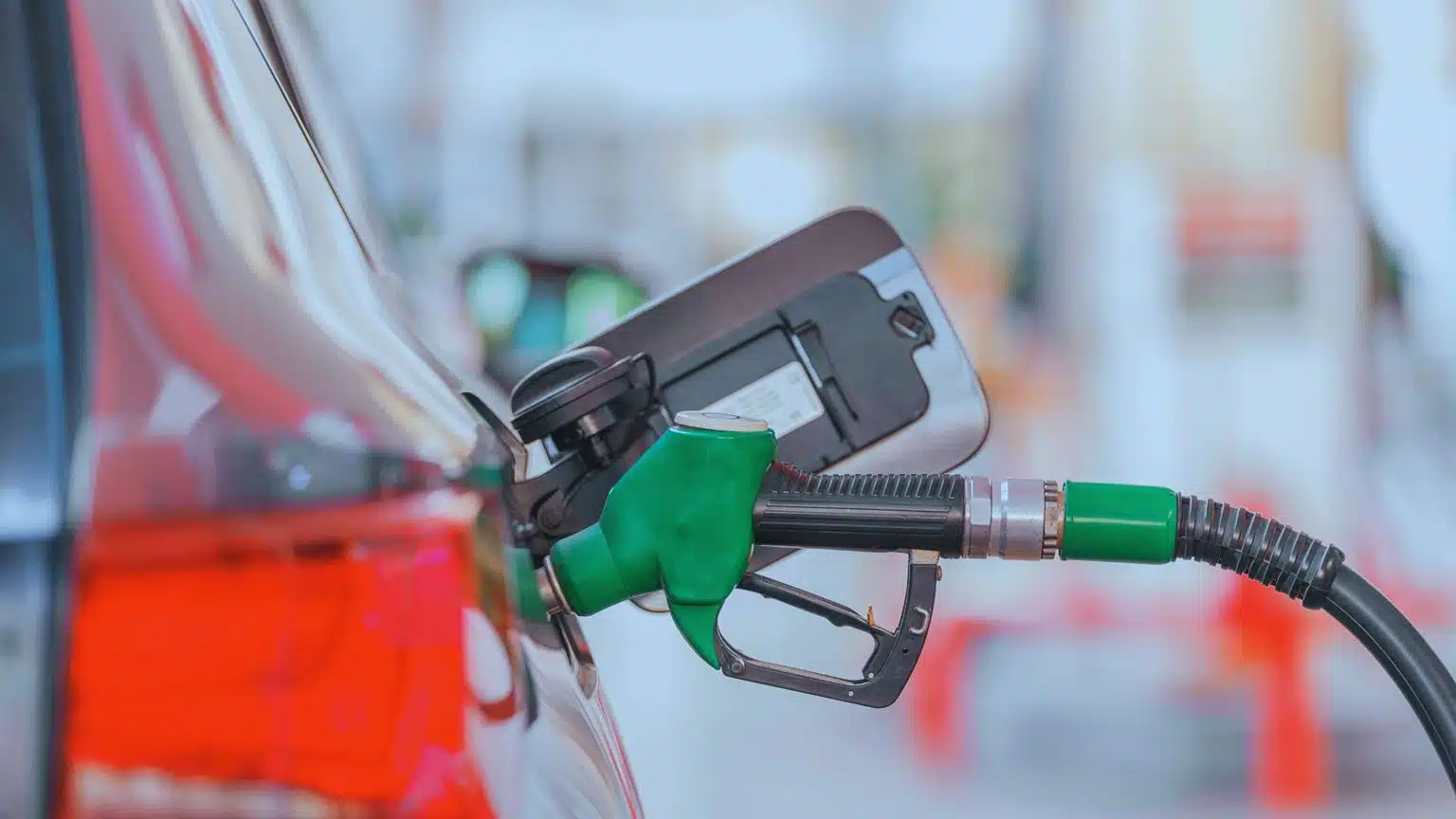 Drastyczne wzrosty ceny paliw w hurcie i na stacjach, kierowcy zaniepokojeni. „Będzie jeszcze drożej”