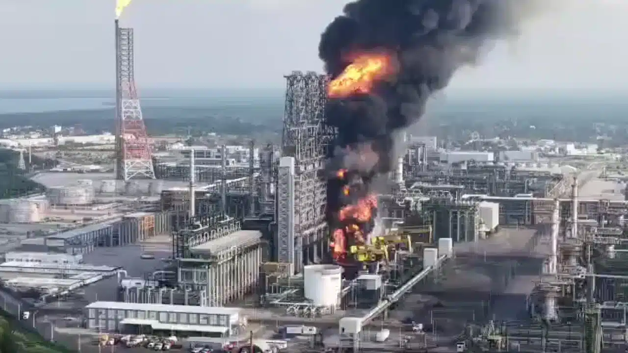 „Suwerenność energetyczna” w ogniu: pożar w gigantycznej rafinerii – już drugi raz w ciągu miesiąca