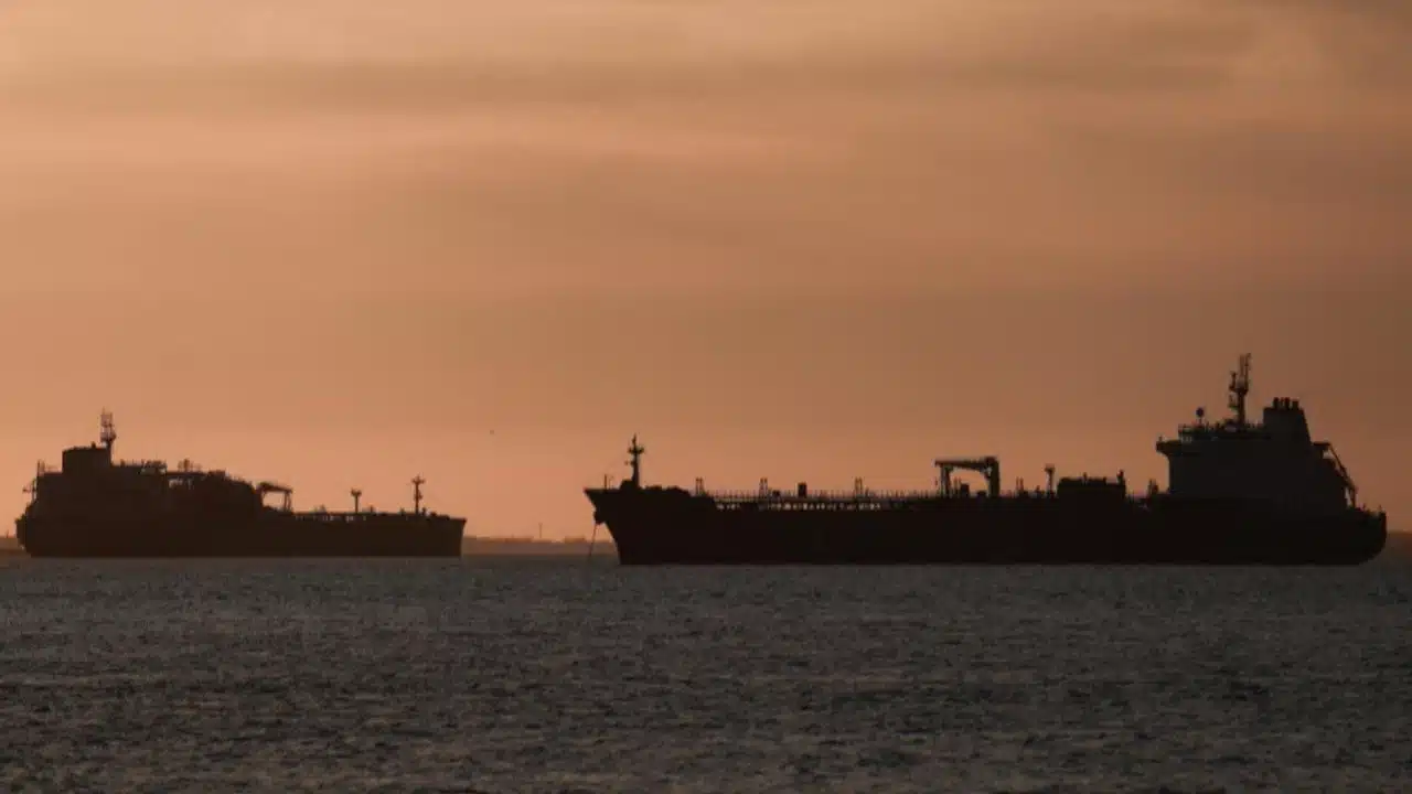 Ormuz odblokowany? Iran ogłasza zwrot o 180°, ropa nurkuje w dół – ale z Teheranu płyną też sprzeczne sygnały