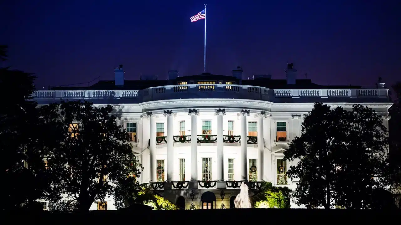 Trump uderza w Anthropic. Biały Dom ratuje system finansowy przed modelem Mythos!