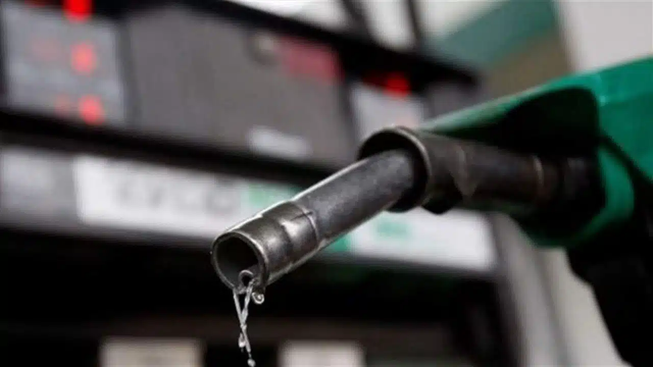 Ministerstwo wprowadza racjonowanie paliwa. Kryzys mimo przepełnionych zbiorników przez blokadę eksportu