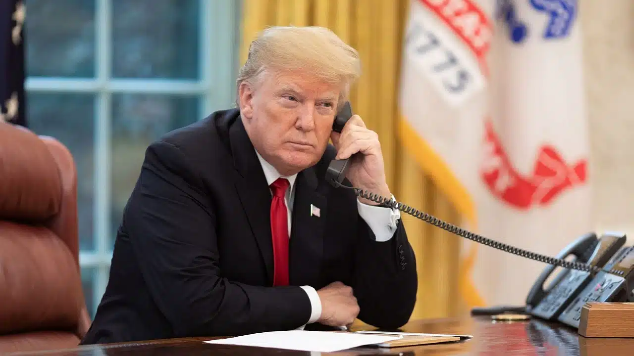 Trump przywraca 25% cła na samochody z UE. „Nie przestrzegają umowy”