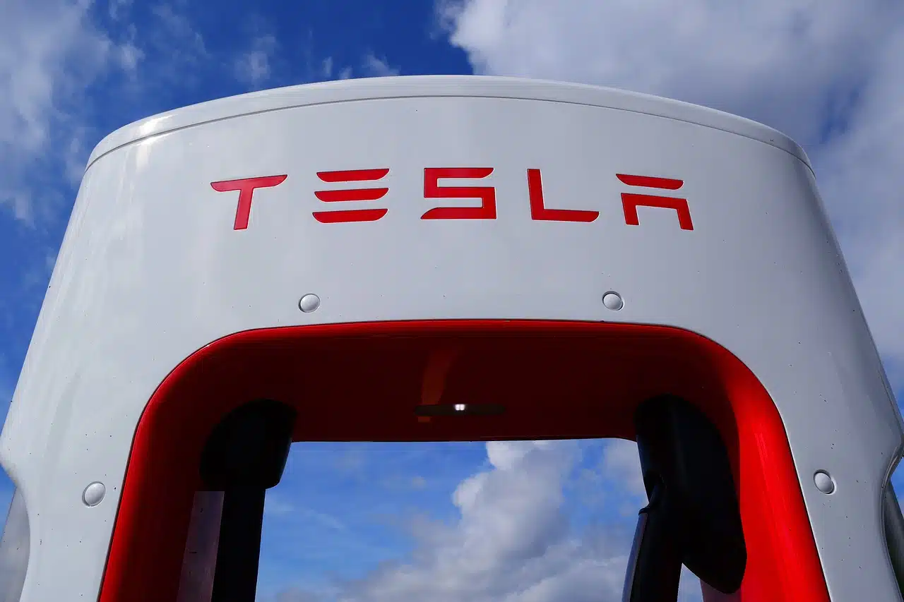 Tesla wycofuje tysiące pojazdów, czy to koniec bezkarnej dominacji giganta?