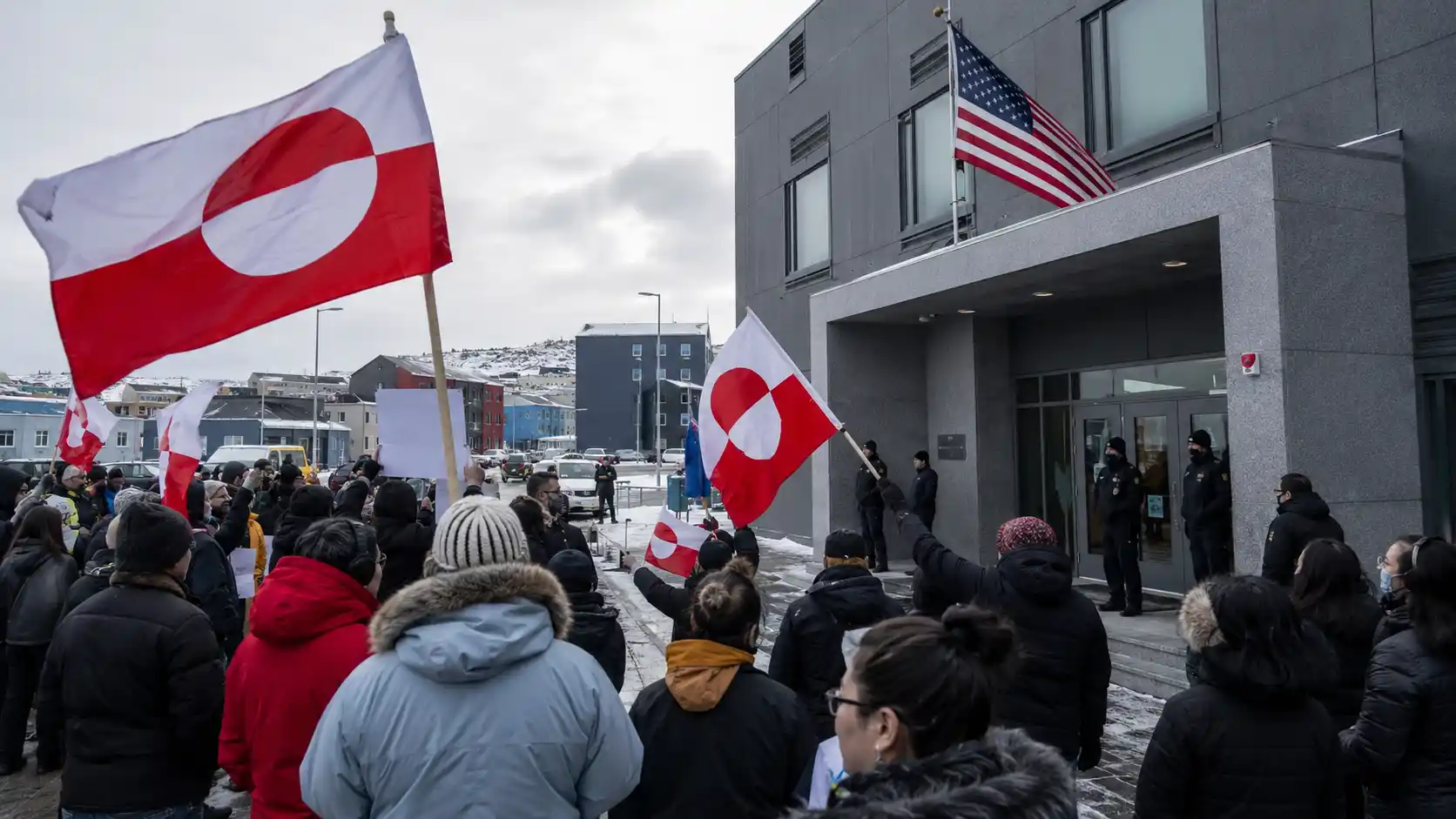 Trump chce Grenlandii, mieszkańcy mówią: „wynoście się”. Gorąco pod konsulatem USA