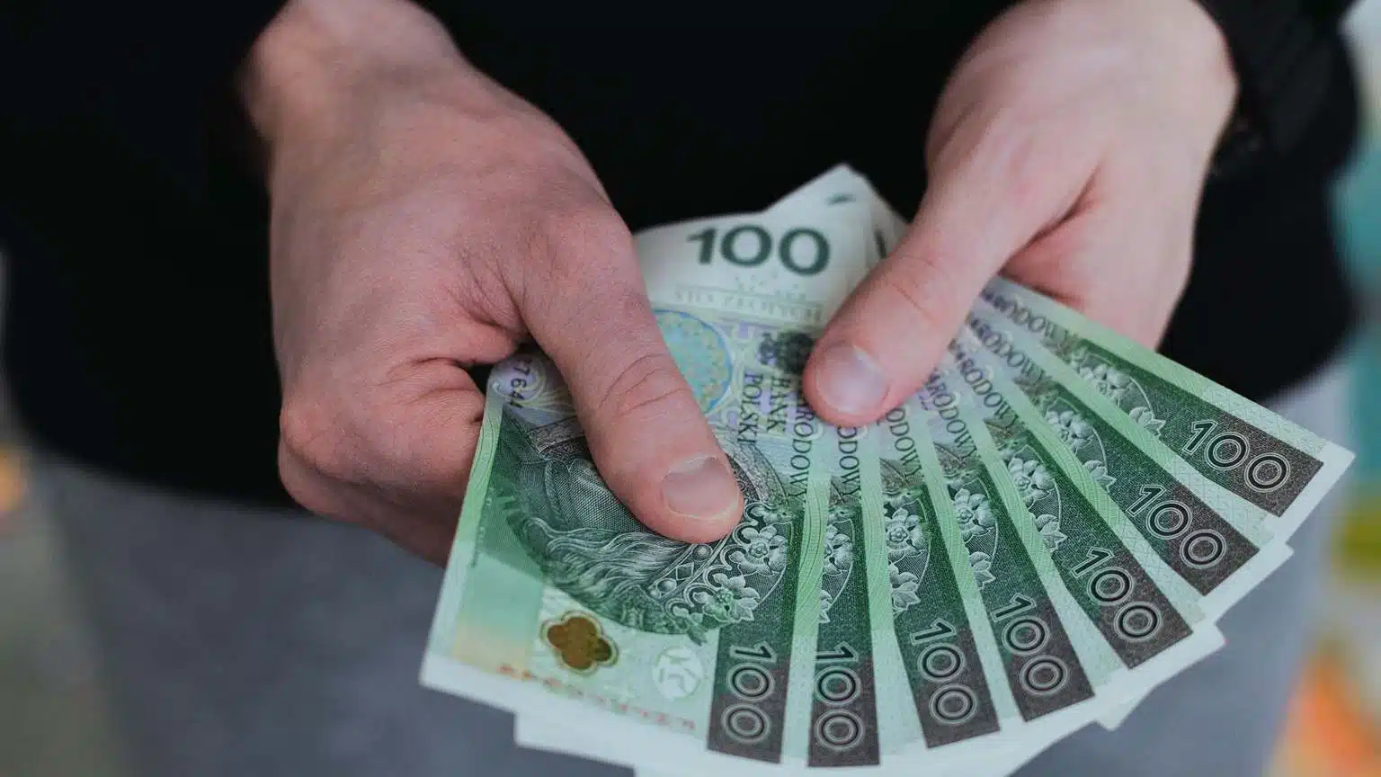 Mamy więcej w portfelu, ale i większe wydatki. GUS podał nowe dane o dochodach