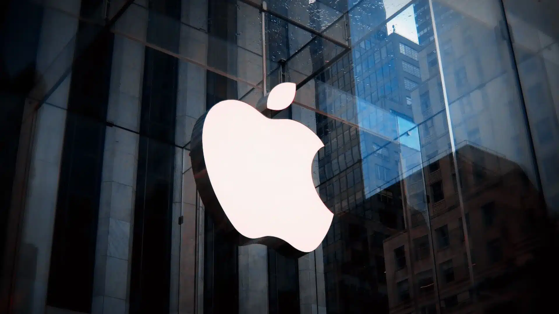 AI boom uderzył w Apple. Rekordowa sprzedaż iPhone’ów nie uratowała akcji spółki