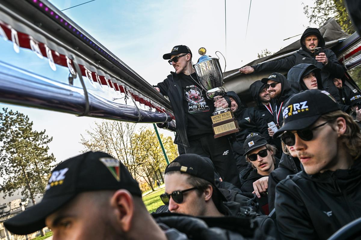 [ZDJĘCIA] Hokeiści GKS-u Tychy świętowali mistrzostwo Polski na ulicach miasta