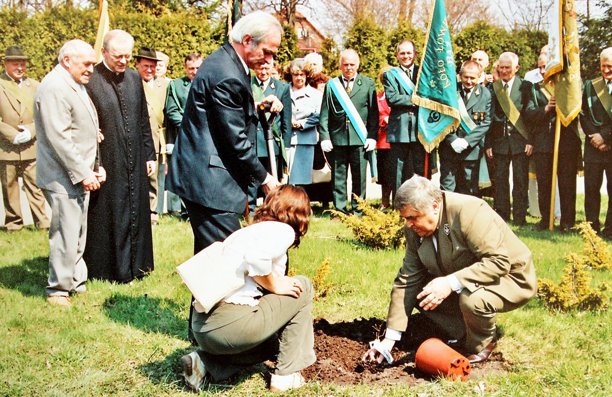 Kobiór: Dąb poświęcony przez Jana Pawła II rośnie już 20 lat