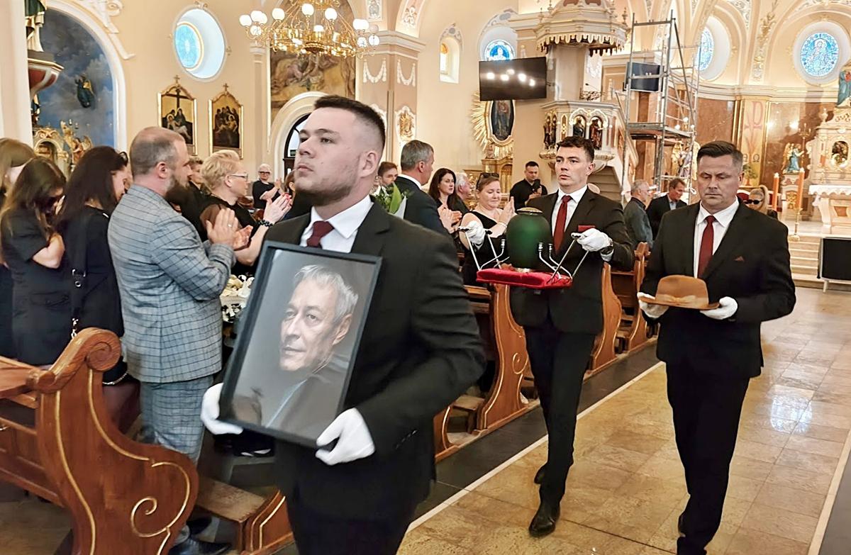 Tychy: Pogrzeb Sławomira Żukowskiego. Ostatnie oklaski dla artysty