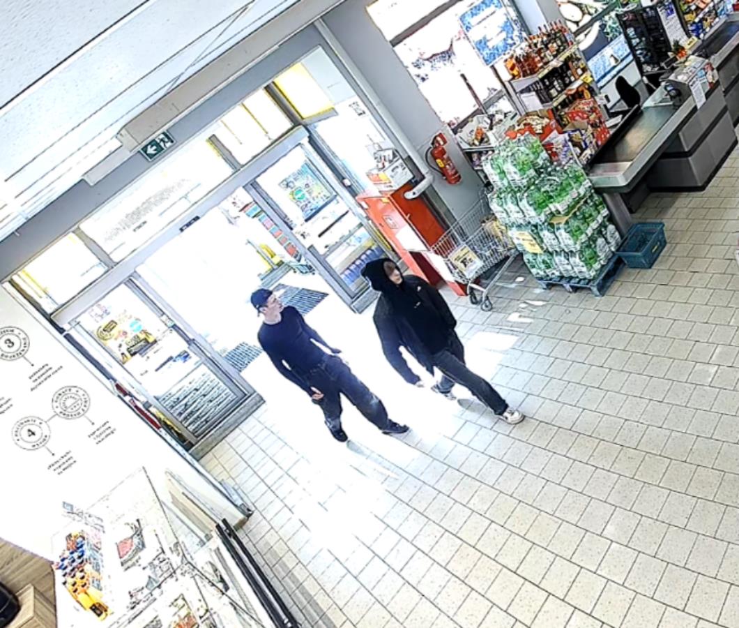 Banknot-souvenir został użyty w Tychach. Policja poszukuje mężczyzn, którzy mogli się tego dopuścić