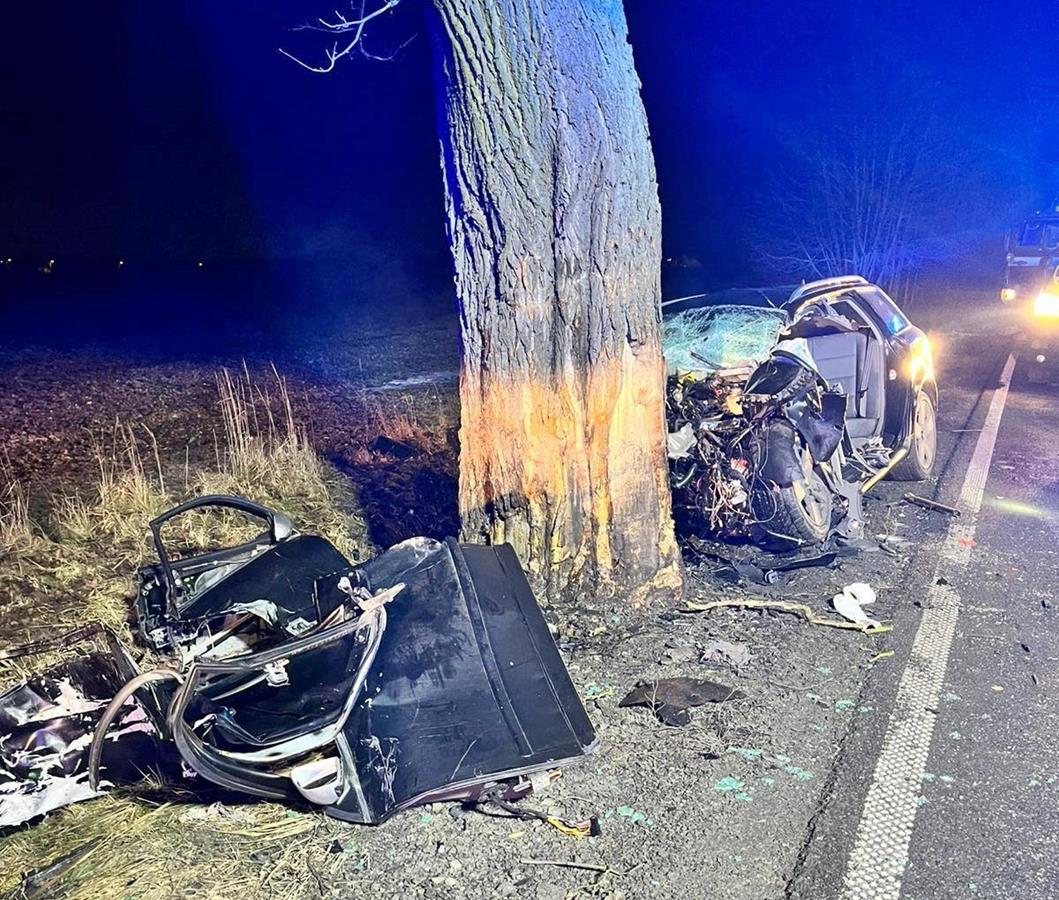 Śmiertelny wypadek w Bojszowach. Kierowca uderzył w drzewo