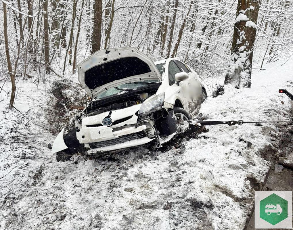 Tychy: Śnieg, poślizg i kierowca stracił panowanie nad taksówką