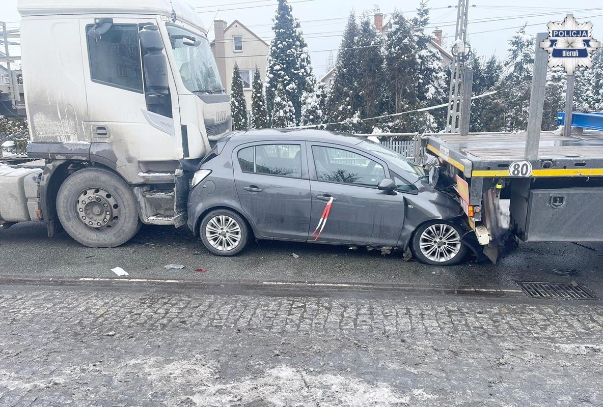 Samochód osobowy zgnieciony między ciężarówkami. Lądował helikopter LPR