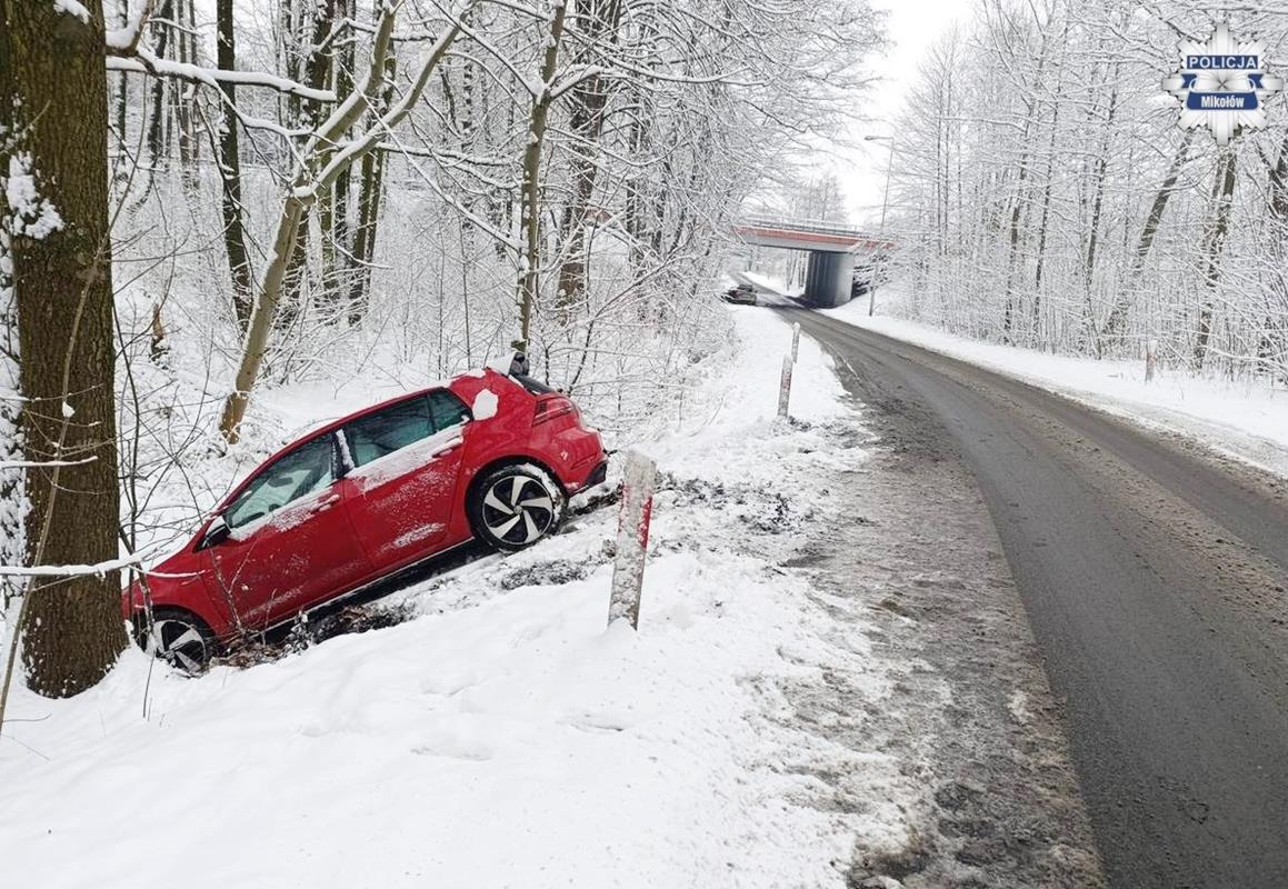 Kolejny samochód wylądował w rowie