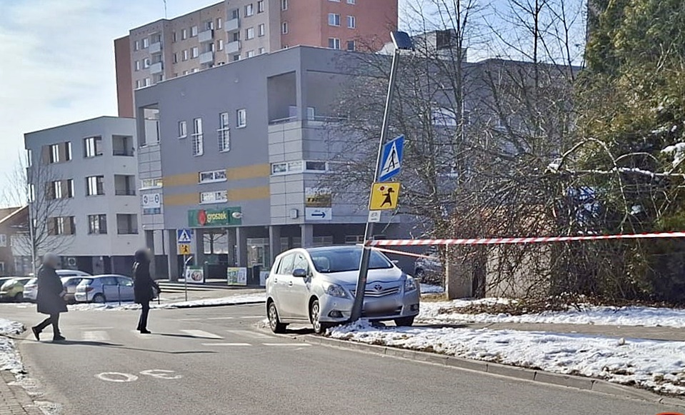 Tychy: Uderzyła Toyotą w latarnię. Po wyjściu z auta zasłabła