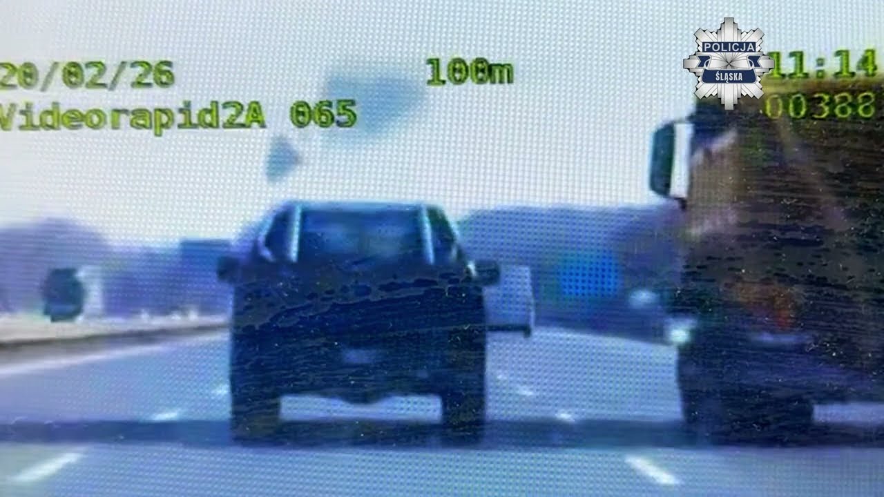 [FILM] Z dachu jadącego Forda spadła bryła lodu pod koła policyjnego radiowozu