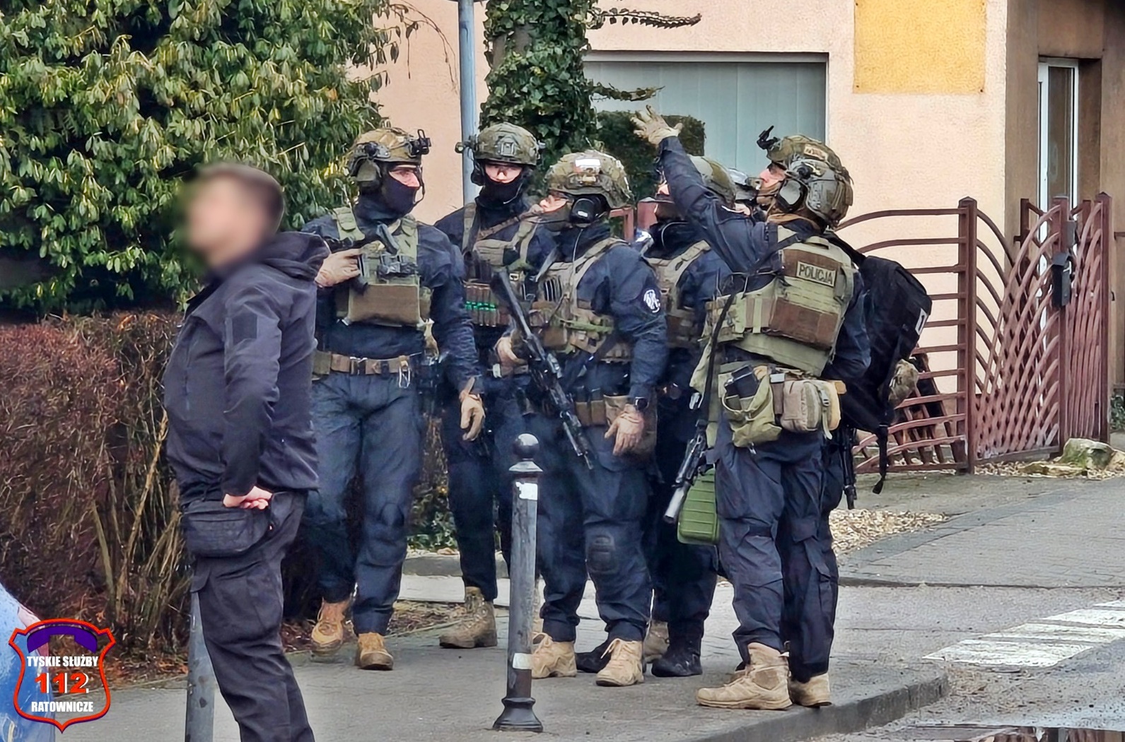 Tychy: Mężczyzna na dachu. Na ziemię sprowadzili go kontrterroryści