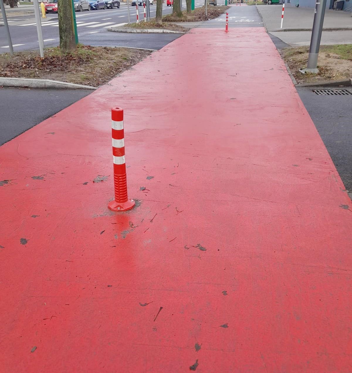 Tychy: Niebezpieczne słupki na ścieżce rowerowej. Czytelnicy informują, my publikujemy