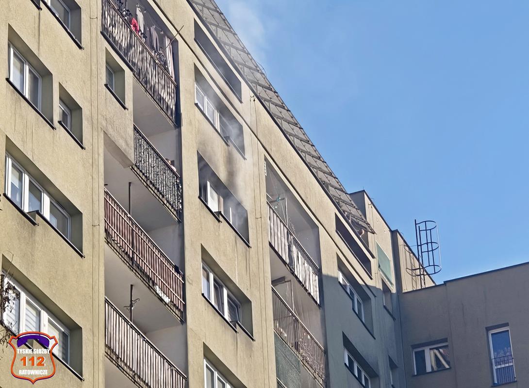 Tychy: Pożar w wieżowcu. Jedna osoba przewieziona do szpitala