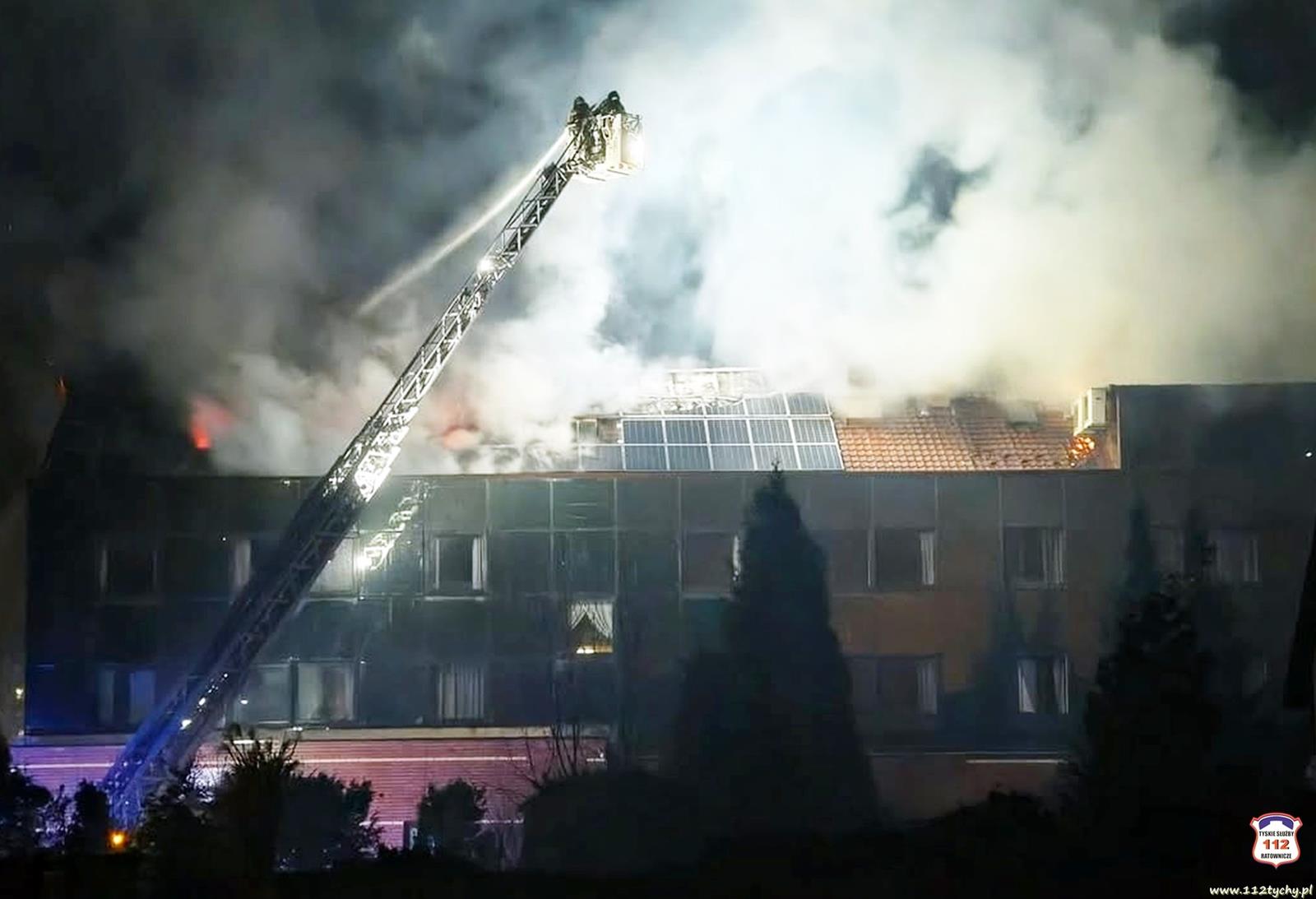 Tychy: Nocny pożar hotelu. Na salę konferencyjną runął płonący dach