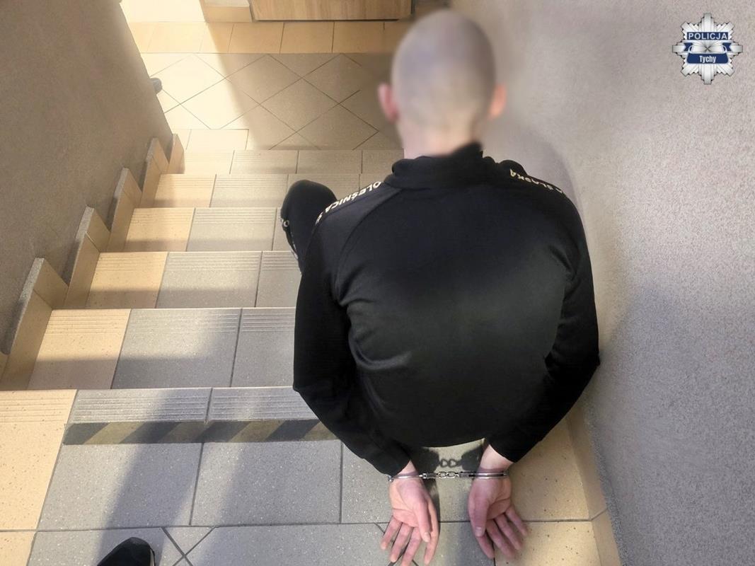 Kibice Śląska Wrocław z materiałami pirotechnicznymi zatrzymani przez policję. Trwa ustalanie, kto odpalił race w sektorze GKS-u Tychy