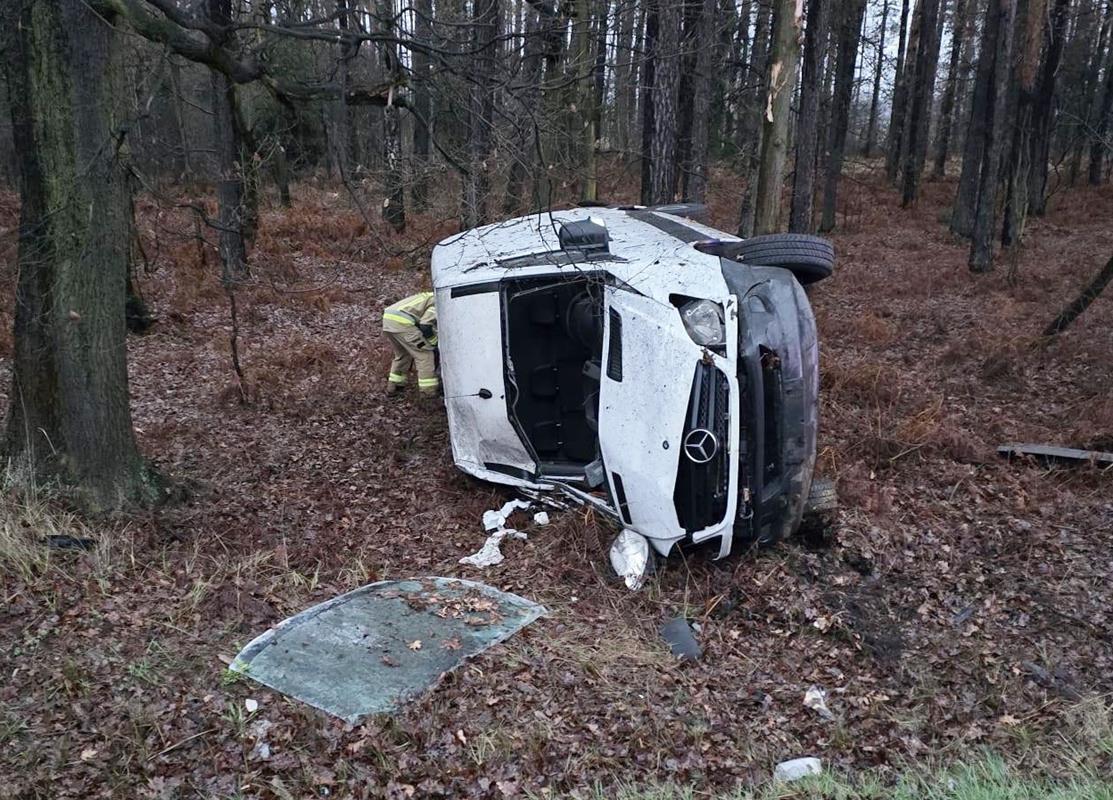 Kierowca zbiegł do lasu, wytropili go policjanci i strażacy