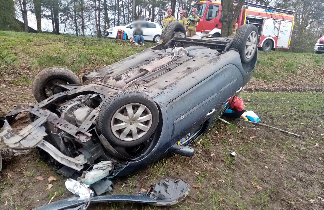 Świerczyniec: Dachowanie na ul. Barwnej