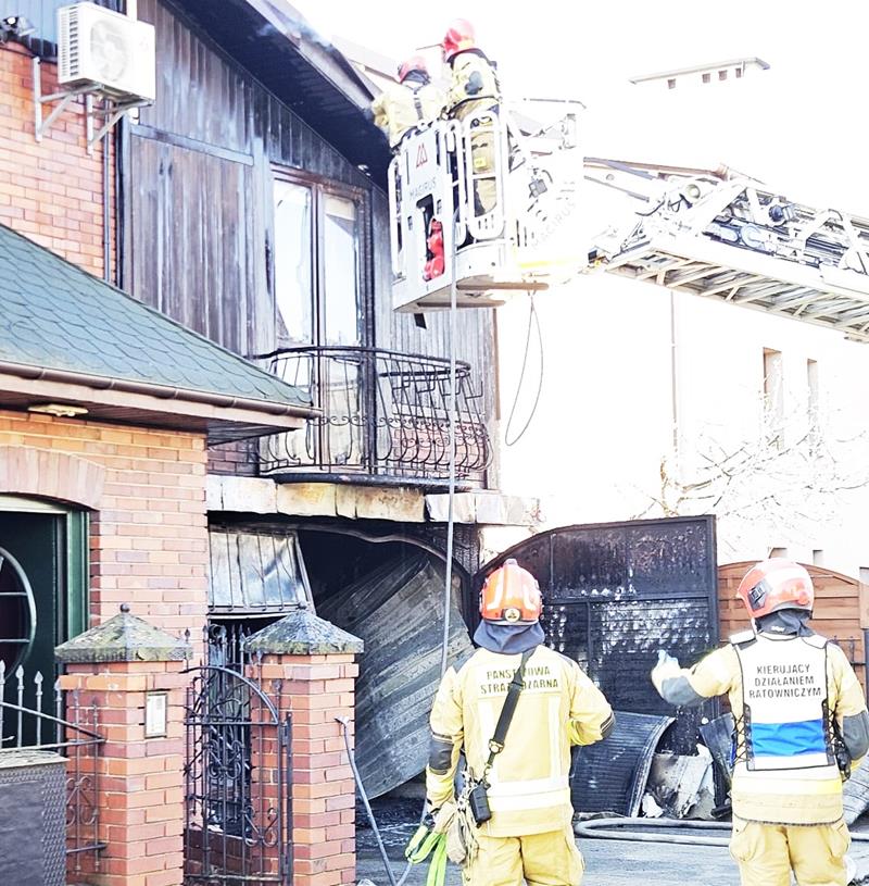 Tychy: Płonął garaż w domu jednorodzinnym. Pożar gasiło ponad 20 strażaków