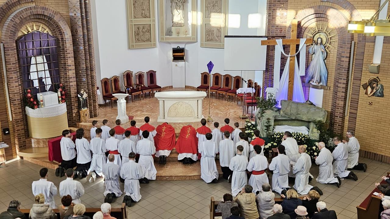 [ZDJĘCIA] Uroczystości Wielkiego Piątku. „Oto drzewo krzyża, na którym zawisło Zbawienie Świata”